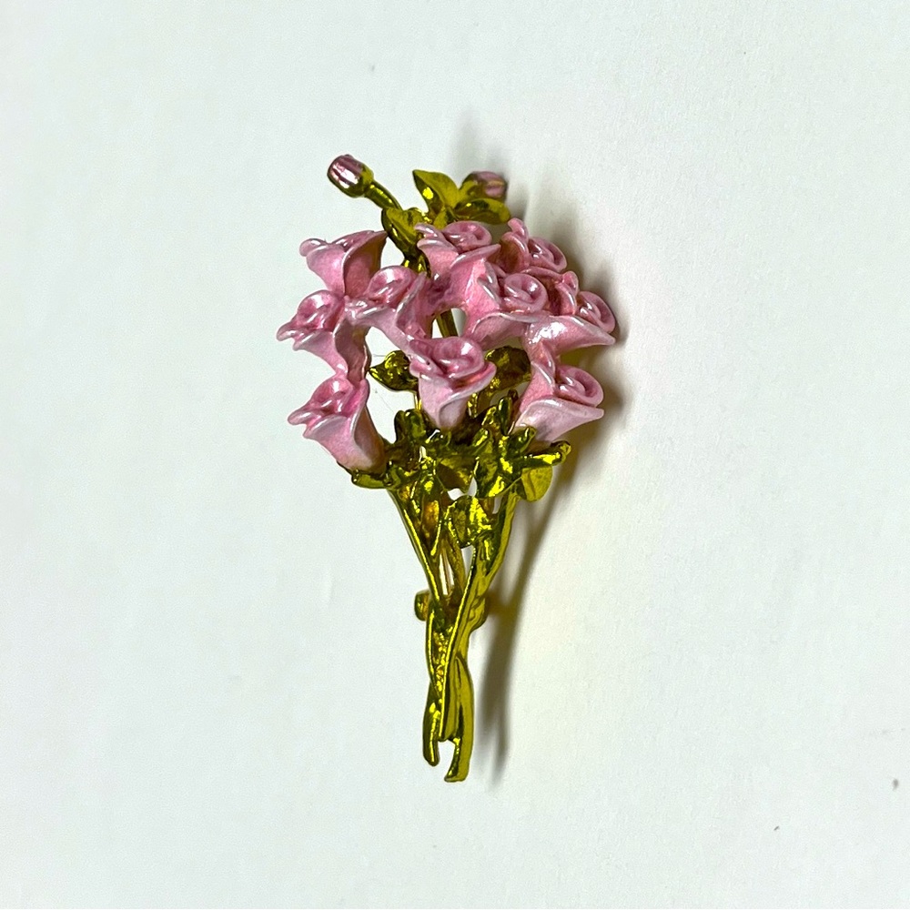 Brooch-Pink Roses on a gold tone base, NIP, Vintage style, 1.75” x 1”